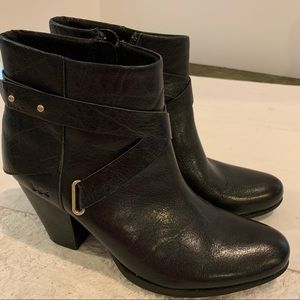 B.O.C Born chunky leather zip up ankle bootie color black, size 7.5 medium